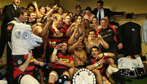 Ausgelassene Siegesfeier - die Rugbyspieler aus Canterbury feiern den Gewinn des Ranfurly Shield nach dem Sieg gegen Southland
