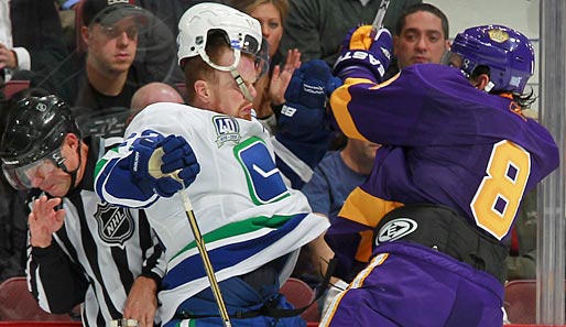NHL: Beim deftigen Check von Drew Doughty bläst es Daniel Sedin von den Vancouver Canucks sprichwörtlich den Hut vom Kopf. Die Canucks verloren mit 1-2 gegen die Kings