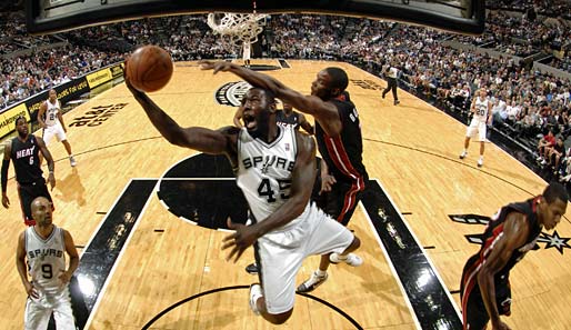 NBA-Preseason: Airtime, Baby! DeJuan Blair von den Spurs geht gegen Chris Bosh in den Luftkampf, Kampfschrei inklusive. San Antonio schlug Miami Heat mit 90-73