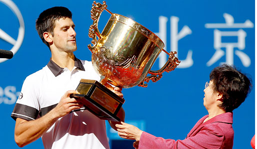 Meins, meins, meins! Novak Djokovic hat seinen Titel bei den China Open verteidigt. Er besiegte David Ferrer mit 6:2 und 6:4