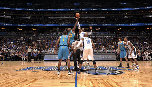 Anpfiff in der NBA Preseason: Dwight Howard von den Orlando Magic ist zuerst am Ball. Im Testspiel siegten die Magic gegen die New Orleans Hornets mit 135:81