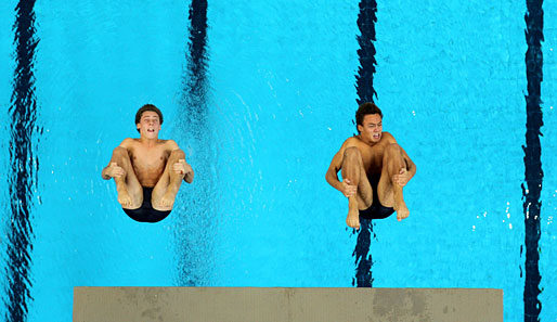 Gesichts-Akrobatik: Besonders glücklich sehen diese zwei britischen Synchronspringer bei den Commonwealth Games nicht aus