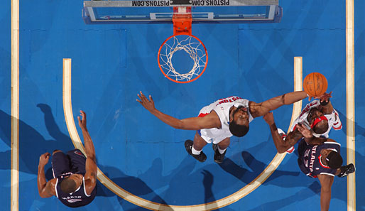 Ike Diogu von den Detroit Pistons holt sich gerade einen Rebound. Im Preseason Game gegen die Atlanta Hawks gewannen die Pistons mit 94:85