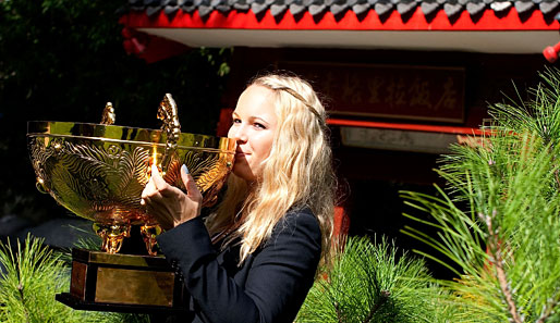 Stolze Gewinnerin der China Open in Peking und neue WTA-Weltranglistenerste: Die schöne Dänin Caroline Wozniacki