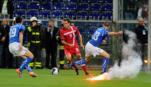 Das Quali-Spiel zwischen Italien und Serbien musste abgebrochen werden. Serbische "Fans" haben ein Feuer im Block gezündet und mit Feuerwerkskörpern geworfen