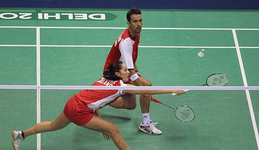 Das englische Badminton-Mixed-Doppel bei den Commonwealth-Games. Jenny Wallwork (l.) und Nathan Robertson gehen gleichzeitig zum Federball. Vorsicht...