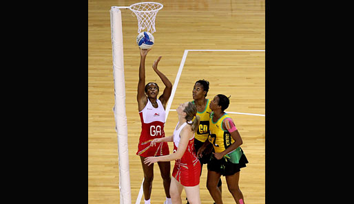 Netball nennt sich diese seltene Sportart. Hier streiten sich England und Jamaika um Bronze bei den Commonwealth Games. Man bemerke das Röckchen der Damen rechts