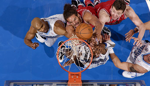 Voller Einsatz auch in der NBA-Preseason: Vince Carter, Joakim Noah und Ömer Asik (v.l) kämpfen um den Rebound. Die Magic deklassieren die Bulls mit 105:67