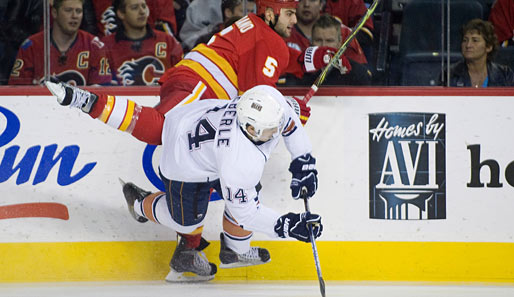 Harte Checks in der NHL: Mark Giordano von den Calgary Flames (l.) lässt Edmonton Oilers-Center Jordan Kaberle fliegen