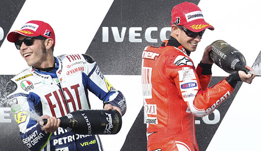 Champagnerdusche für die Crew: Casey Stoner (r.) und Valentino Rossi bei der Siegerehrung des Moto-GP in Australien