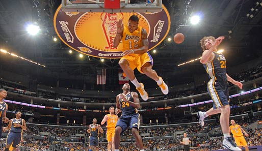 Duck-Time statt Air-Time: Gegen Utah zieht Shannon Brown von den L.A. Lakers in letzter Sekunde den Kopf ein und entrinnt so der harten Bekanntschaft mit dem Brett