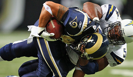 San Diegos Stephen Cooper (r.) macht in der NFL nachhaltig deutlich, wo er Michael Hoomanawanui von den Rams sehen will: am Boden