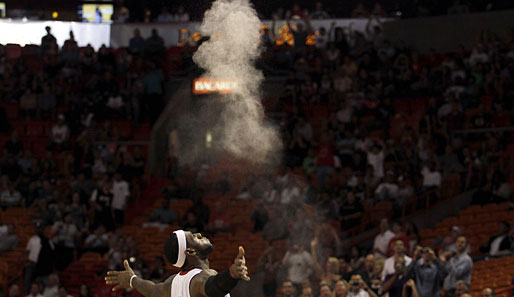 Spirituelle Vibes vor dem NBA-Preseason-Duell gegen die Charlotte Bobcats? LeBron James von den Miami Heat versucht es mit Rauchzeichen