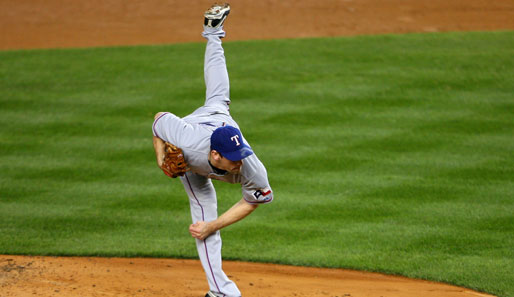Dies ist keine Yoga-Übung: Texas-Pitcher Cliff Lee war im MLB-Playoffspiel gegen die New York Yankees Erfolgsgarant für die Rangers