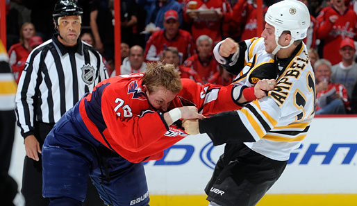Fight-Night in der NHL! Los geht's in Washington: Matt Hendricks und Gregory Campbell prügeln sich, man beachte den faszinierten Schiri im Hintergrund