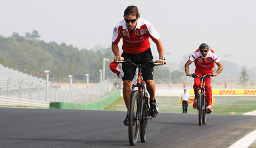 Streckentest mit nur zwei Rädern - Fernando Alonso checkt die Tücken des neuen Südkorea-Kurses mit dem Fahrrad ab