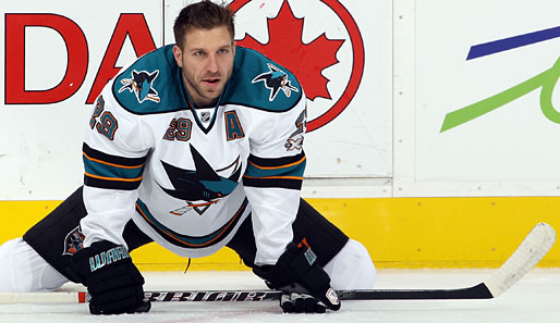Ryane Clowe von den San Jose Sharks gönnt sich ein kleines Päuschen auf dem Eis gegen die Calgary Flames