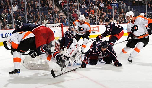 Vogelwilde NHL: Beim Match der Columbus Blue Jackets und der Philadelphia Flyers geht es vor dem Tor von Jackets-Goalie Mathieu Garon drunter und drüber