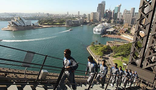 Die Jungs haben es gut: Sri Lankas Cricket-Team vertreibt sich die freie Zeit in Sydney mit einer Besteigung der Sydney Harbour Bridge
