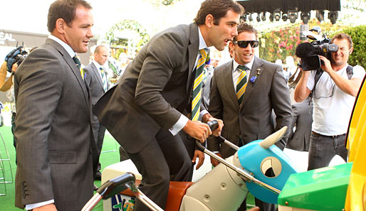 Cameron Smith vom Rugby-Team Australian Kangaroos testet beim Victoria Derby sein Können bei einem Videospiel