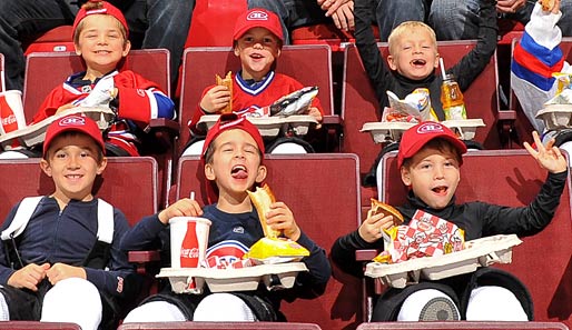 Guten Hunger! Die zukünftigen NHL-Stars lassen es sich vor der Partie der Montreal Canadiens gegen die New York Islanders so richtig schmecken