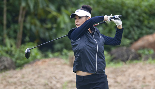 Promi-Golf in China: Catherine Zeta-Jones versucht sich während der Misson Hills Star Trophy mit Holz und Eisen. 216 Löcher bietet die größte Golfanlage der Welt in Haikou
