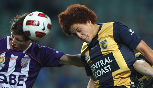 Hurra, Hurra, der Pumuckl mit rotem Haar. Sorry für diesen Vergleich: Mustafa Amini (r.) der Central Coast Mariners köpft hier beim 1-0-Sieg gegen die Perth Glory
