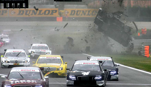 Horror beim DTM-Lauf in Adria: Der Audi des Franzosen Alexandre Premat crasht schwer. Der Pilot blieb wie durch ein Wunder unverletzt