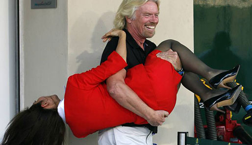 Was macht denn Virgin-Boss Richard Branson da? Er schnappt sich mal locker ein Promo-Girl und wirbelt es durch die Luft. Ganz klar: The Ladys are in da House!