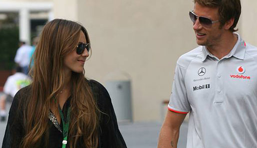 Wenn Lewis Hamilton seine Freundin dabei hat, darf sein McLaren-Kollege Jenson Button natürlich nicht zurückstecken. Seine Jessica Michibata ist auch da