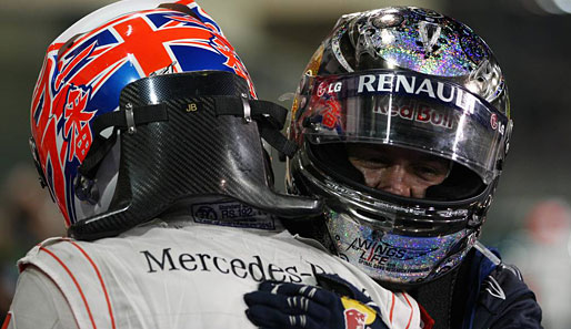 Dann die herzliche Umarmung zwischen dem alten Weltmeister Jenson Button und dem neuen Champion Sebastian Vettel
