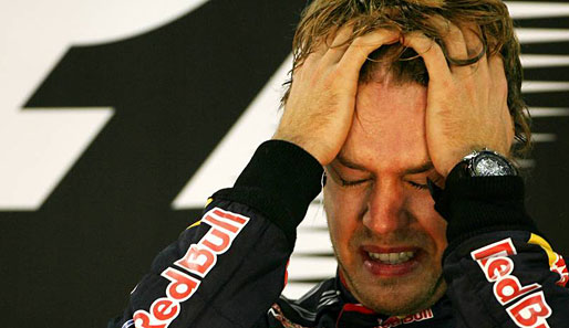 Auf dem Podium gab es beim Spielen der deutschen Nationalhymne noch einmal einen Rückfall. Vettel ringt mit den Tränen
