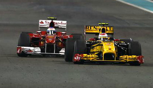 Dieses Duell hat Fernando Alonso womöglich den Titel gekostet. Der Spanier hing über zwei Drittel des Rennens hinter Witali Petrow fest