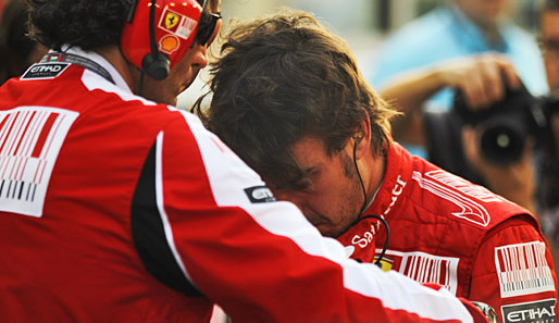 Riesige Enttäuschung bei Alonso und Ferrari nach der Zieldurchfahrt. Ferrari hatte den Spanier zu früh zum Reifenwechsel geholt
