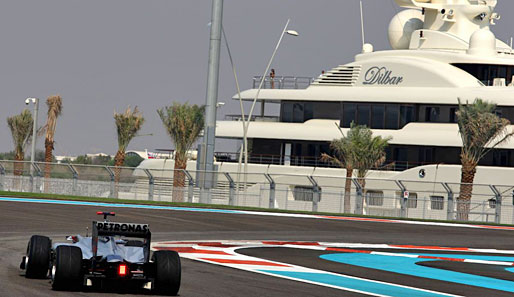 Michael Schumacher feierte mal wieder eine Premiere. In Abu Dhabi hat er noch nie zuvor in einem Formel-1-Auto gesessen