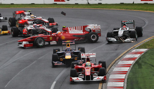 Australien: Ganz anders das Rennen in Melbourne. Erst geraten Schumacher und Alonso aneinander, später fällt Sebastian Vettel mit defekter Radmutter aus