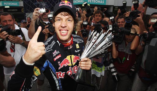 Malaysia: Endlich, endlich, endlich! Im dritten Anlauf besiegt Sebastian Vettel den Red-Bull-Fehlerteufel und gewinnt sein erstes Rennen der Saison