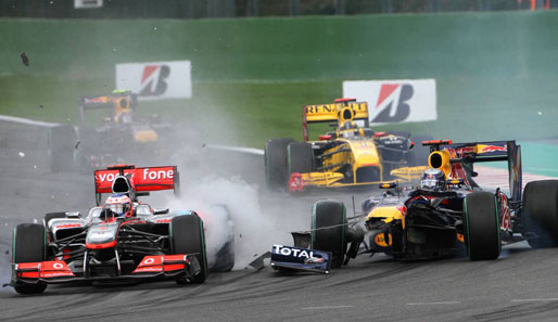 Belgien: Der nächste Vettel-Patzer - diesmal in Spa. Als er Button überholen will, verliert er die Kontrolle über seinen Boliden und kracht in den McLaren