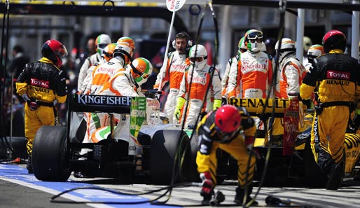 Ungarn: Kuriose Szene in der Boxengasse. Robert Kubica (Renault) und Adrian Sutil (Force India) krachen beim Pitstop ineinander. Peinlich.