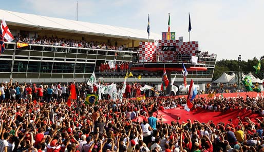 Italien: Alonso lässt die Tifosi jubeln! Nach einem harten Duell mit Button gewinnt er in Monza. Lewis Hamilton kollidiert nach dem Start mit Massa