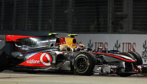 Singapur: Schon wieder Hamilton. Beim spektakulären Nachtrennen kracht der McLaren-Pilot bei einem Überholversuch mit Mark Webber zusammen...