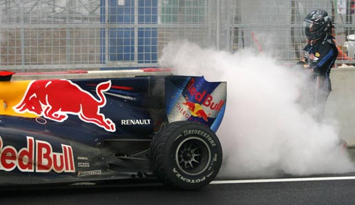 Südkorea: Vettel geht der Motor hoch! In Führung liegend wird er plötzlich langsam, der Red Bull raucht. Die WM-Hoffnungen schwinden, da Alonso siegt