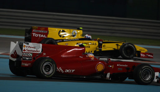 Abu Dhabi: Showdown in der Wüste. Alonso muss lediglich Vierter werden, dann ist er Weltmeister. Doch nach seinem Pitstop hängt er hinter Petrow fest