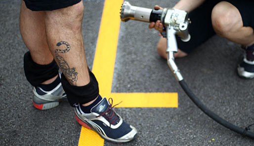 Ein Mechaniker von Red Bull zeigte Bein und Mut zum Tiger-Tattoo