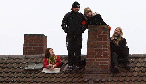 Diese Zuschauer auf dem Dach hat Vettel sicher nicht auf sein Foto bekommen. Stattdessen hatten sie beste Sicht auf das Geschehen