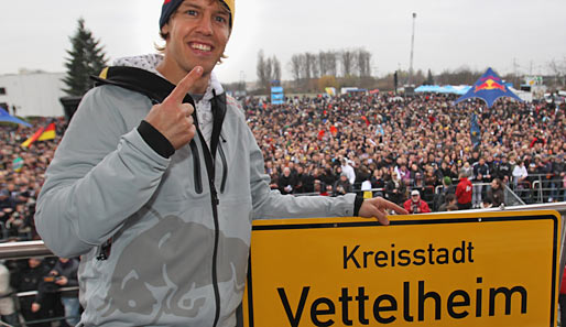 Vettels berühmte Geste, die er in dieser Saison bei zehn Poles und fünf Siegen einsetzen konnte. Einen WM-Titel hat er jetzt auch - folgt schon bald der zweite?