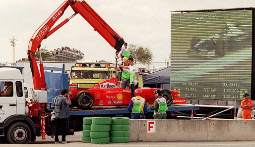 1997: Schumacher hat einen Punkt Vorsprung vor Jacques Villeneuve. Er führt das Rennen auch an, bis Villeneuve aufholt und ihn überholt
