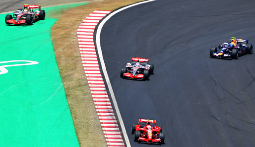 Erst rutscht Hamilton von der Strecke, dann streikt auch noch die Technik. Endstand: Räikkönen 110, Hamilton 109, Alonso 109
