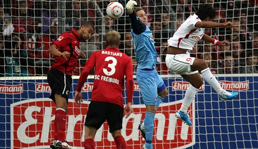 Mainz-Stürmer Sami Allagui (r.) segelt am Ball vorbei, Oliver Baumann ist mit einer Faust dran