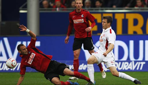 Freiburger und Mainzer lieferte sich eine umkämpfte Begegnung. Hier: Toprak (l.) gegen Zabavnik
